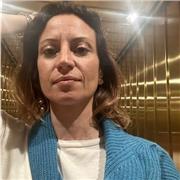 Professoressa di Lettere impartisce lezioni di Latino e Italiano a studenti di scuole medie e superiori